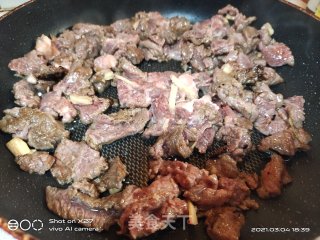 黄瓜炒牛肉的做法步骤：2