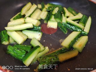 黄瓜炒牛肉的做法步骤：3