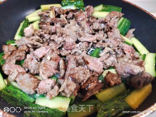 黄瓜炒牛肉的做法步骤：4