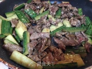 黄瓜炒牛肉的做法步骤：7