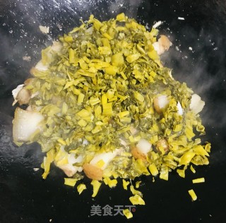 酸菜炒扣肉的做法步骤：4
