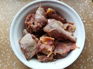 虫草花香菇炖老鸭的做法步骤：1