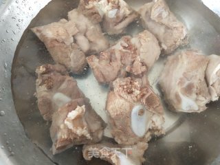 砂锅排骨汤的做法步骤：2