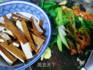 辣椒青蒜炒干子的做法步骤：1