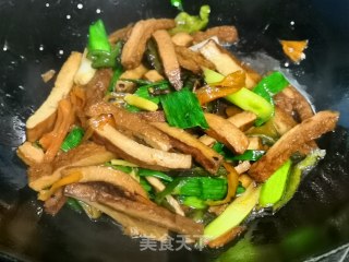 辣椒青蒜炒干子的做法步骤：8
