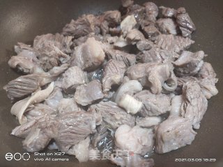 牛腩烧黄瓜的做法步骤：3