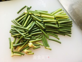 蒜苔炒腊鸭的做法步骤：1