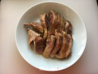 蒜苔炒腊鸭的做法步骤：2