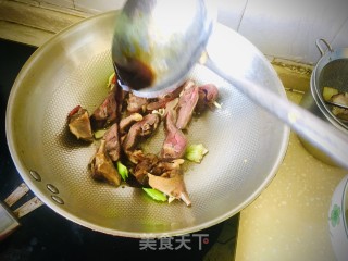 蒜苔炒腊鸭的做法步骤：5