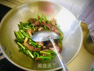 蒜苔炒腊鸭的做法步骤：6