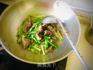 蒜苔炒腊鸭的做法步骤：7