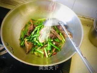 蒜苔炒腊鸭的做法步骤：8