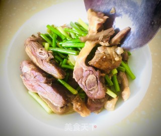 蒜苔炒腊鸭的做法步骤：9