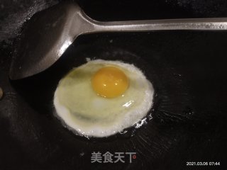 香煎荷包蛋的做法步骤：2