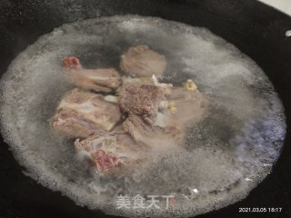 牛排骨汤的做法步骤：2