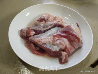 炖牛腩的做法步骤：1