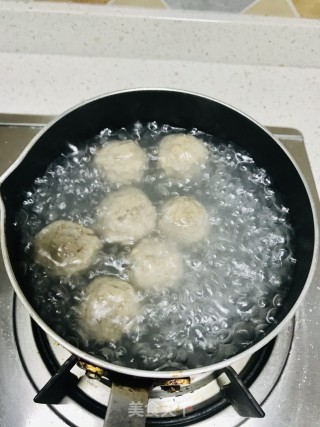 牛肉丸菌菇汤的做法步骤：3