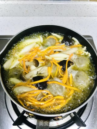 牛肉丸菌菇汤的做法步骤：5