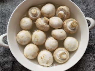 螺丝椒炒口蘑的做法步骤：1