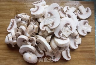 螺丝椒炒口蘑的做法步骤：2