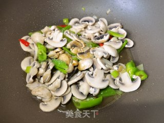 螺丝椒炒口蘑的做法步骤：8