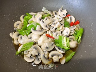 螺丝椒炒口蘑的做法步骤：9