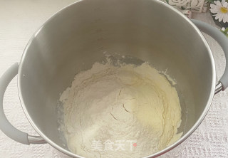 吃一次就爱上的紫薯吐司，用料十足的做法步骤：2