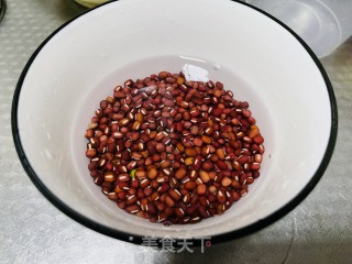 甜甜蜜蜜的红豆汤圆粥的做法步骤：2