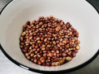 甜甜蜜蜜的红豆汤圆粥的做法步骤：3