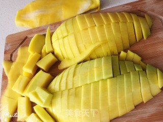 甘草椒盐芒果捞的做法步骤：2