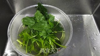 芝麻酱拌菠菜的做法步骤：1