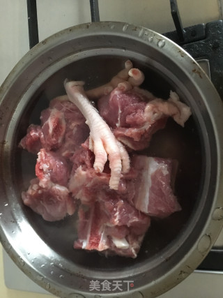 胡萝卜苹果扇骨汤的做法步骤：3