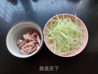 莴笋丝炒肉的做法步骤：1