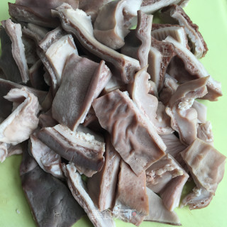 菌菇瘦肉煲猪肚的做法步骤：1