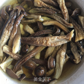 菌菇瘦肉煲猪肚的做法步骤：2