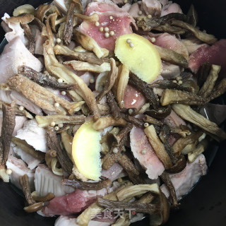 菌菇瘦肉煲猪肚的做法步骤：4
