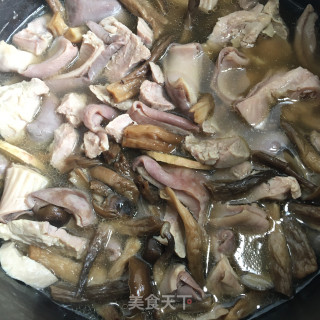 菌菇瘦肉煲猪肚的做法步骤：7