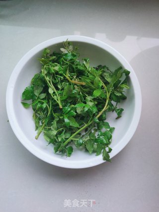 酥炸花椒芽的做法步骤：2