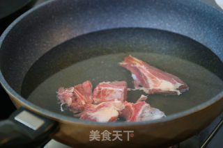 筒骨裙带菜冬瓜汤+玉米饭的做法步骤：2
