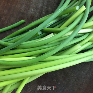 蒜苔炒腊肉的做法步骤：1