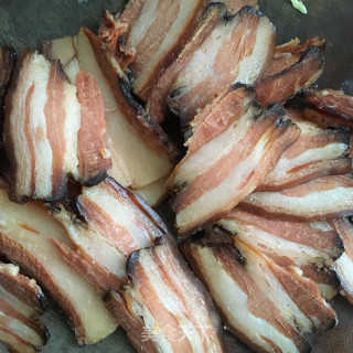 蒜苔炒腊肉的做法步骤：2