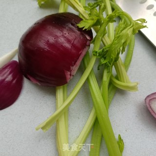 油鸡枞菌拌嫩芹菜的做法步骤：1