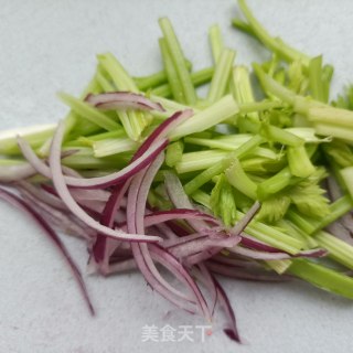 油鸡枞菌拌嫩芹菜的做法步骤：2