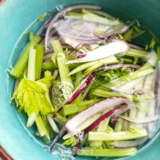 油鸡枞菌拌嫩芹菜的做法步骤：3