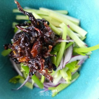 油鸡枞菌拌嫩芹菜的做法步骤：5