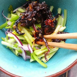 油鸡枞菌拌嫩芹菜的做法步骤：6