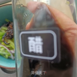 油鸡枞菌拌嫩芹菜的做法步骤：7