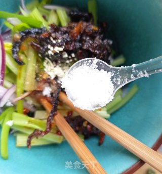 油鸡枞菌拌嫩芹菜的做法步骤：9