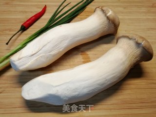 成本不到5元钱，比鲍鱼还好吃～酱香杏鲍菇的做法步骤：1