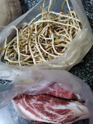 折耳根炒肉丝的做法步骤：1